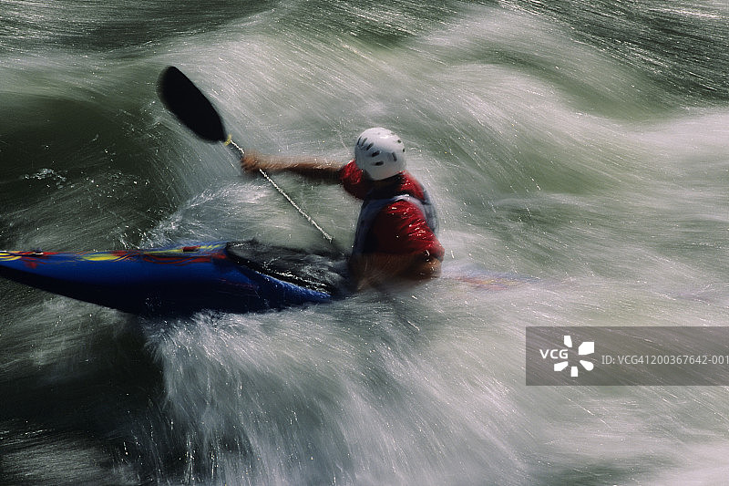 美国爱达荷州佩埃特河上男子漂流的动态模糊，高角度视角图片素材