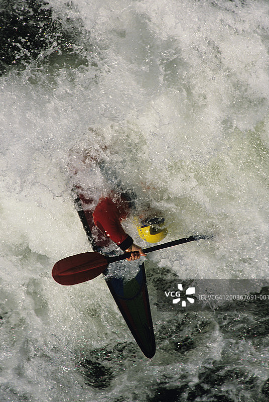 从高处俯瞰，皮划艇爱好者在华盛顿州韦纳奇河的激流中划行图片素材
