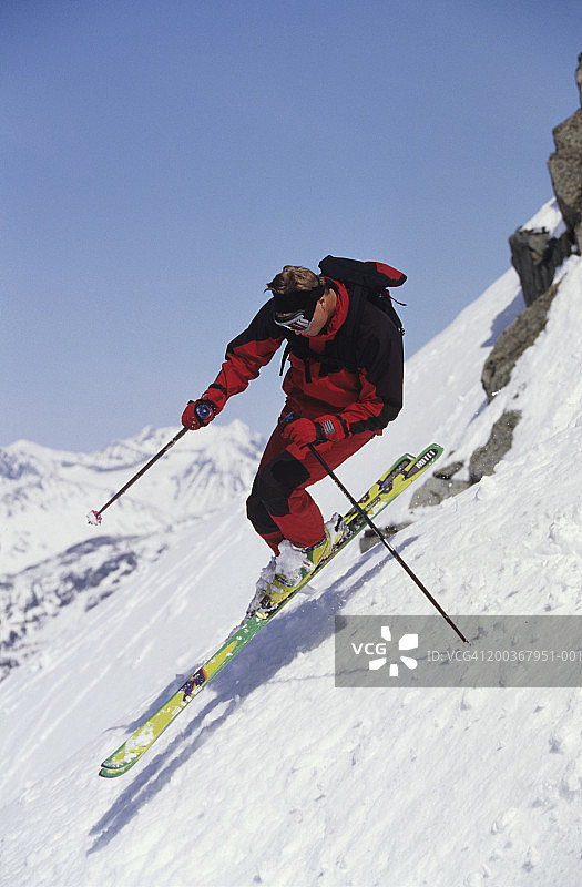 滑雪者在加拿大不列颠哥伦比亚省惠斯勒山上滑雪图片素材