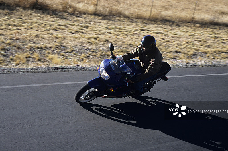 男子骑摩托车图片素材