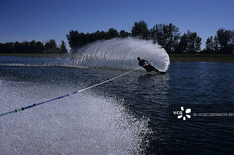 男子滑水图片素材