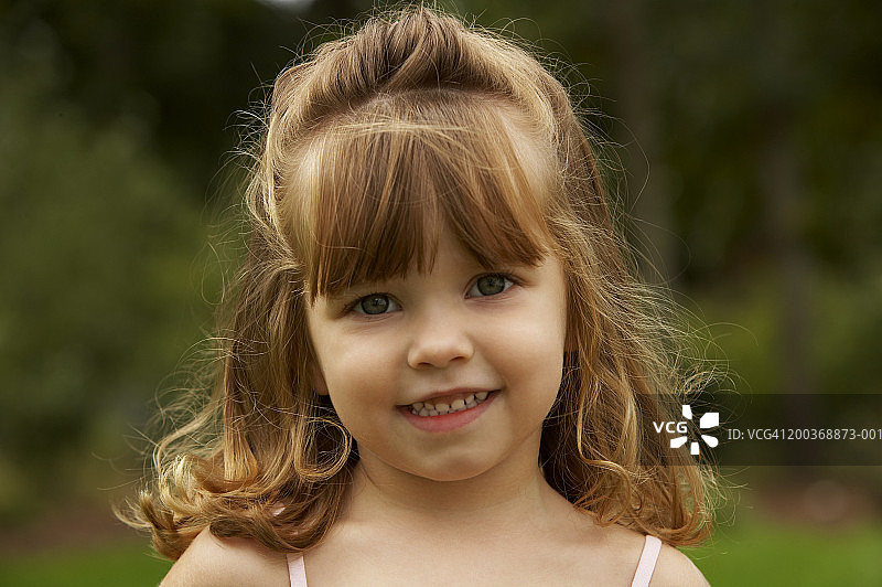 微笑的小女孩(2-4岁)肖像图片素材