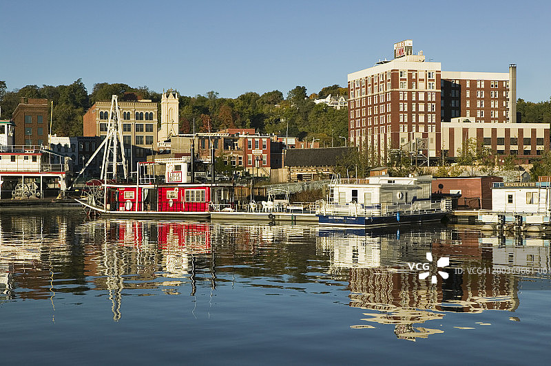 美国，爱荷华州，迪比克，河船和建筑的背景图片素材