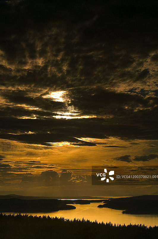 美国华盛顿州圣胡安群岛和普吉特海湾的日落航拍图片素材