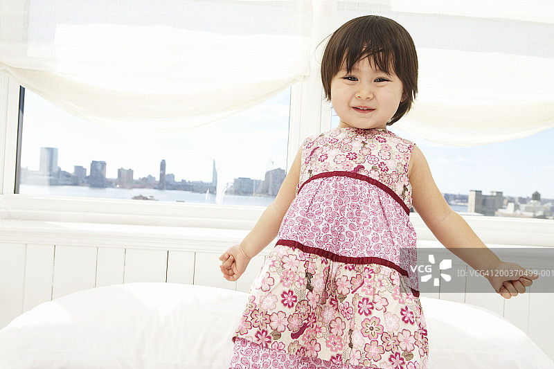 站在床上的幼儿女孩（21-24个月），特写肖像图片素材