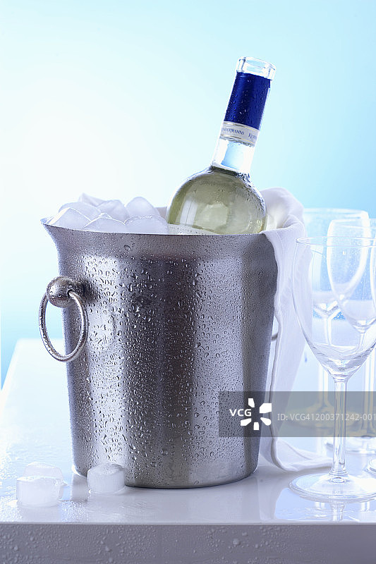 冰桶中的白葡萄酒图片素材