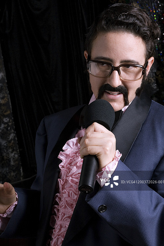 舞台上唱歌的男女模仿者特写图片素材