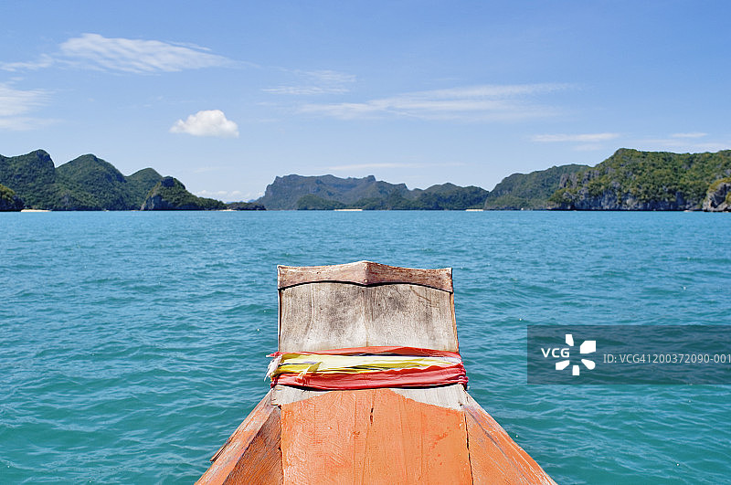 驶向岛屿的船头图片素材