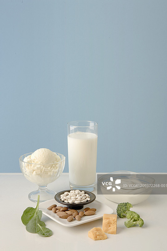 乳制品、白豆、杏仁、菠菜、奶酪和西兰花图片素材