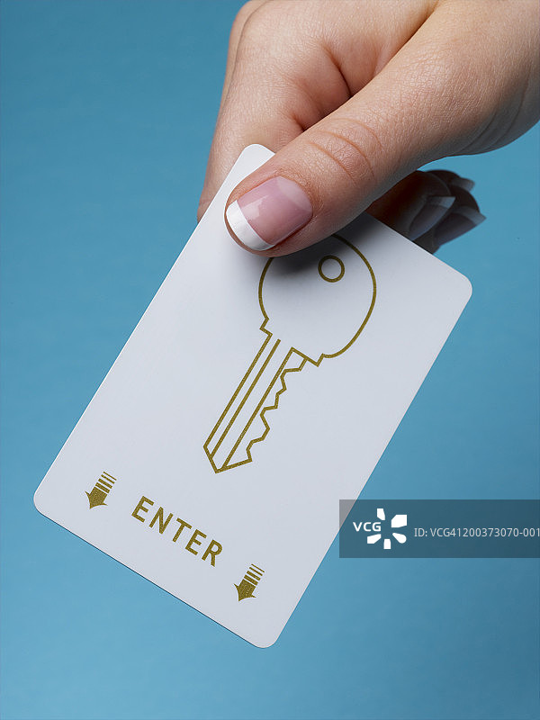 手持电子钥匙的女人，特写图片素材