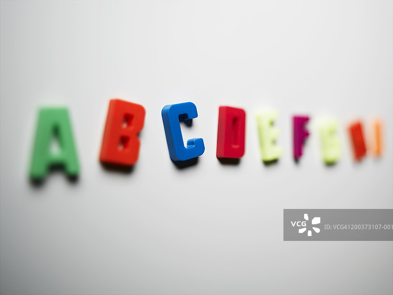 板上的磁性字母特写图片素材