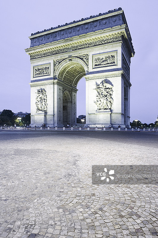 法国巴黎：黄昏时分的凯旋门图片素材