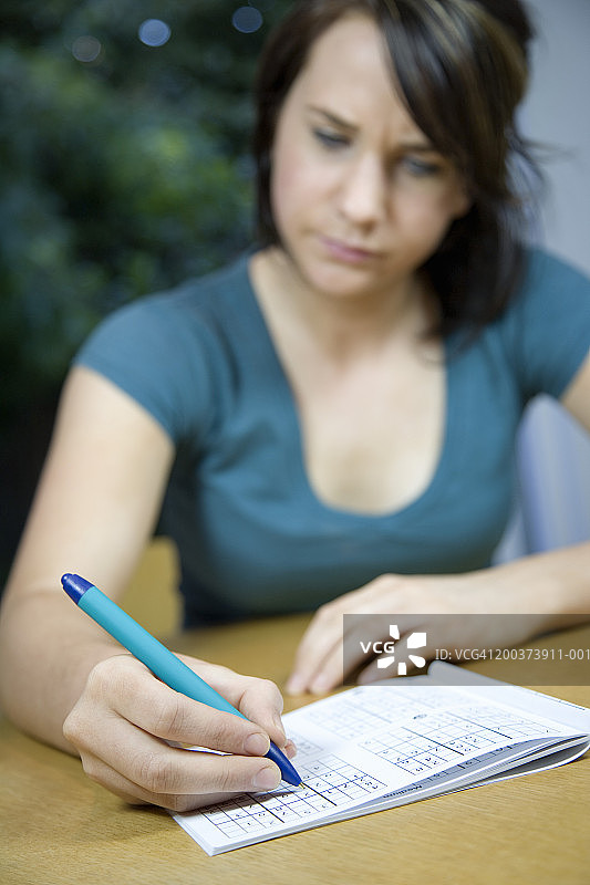 少女玩数独游戏特写图片素材