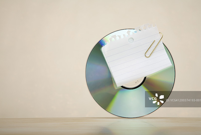 光盘上夹着纸的回形针图片素材