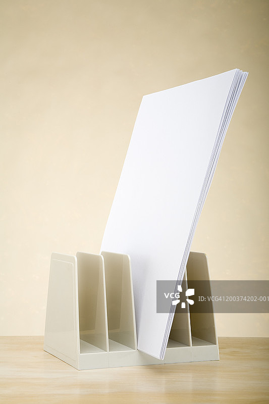 拿着一叠纸的文件图片素材