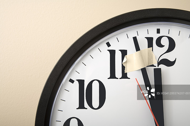用胶带固定的时钟分针图片素材