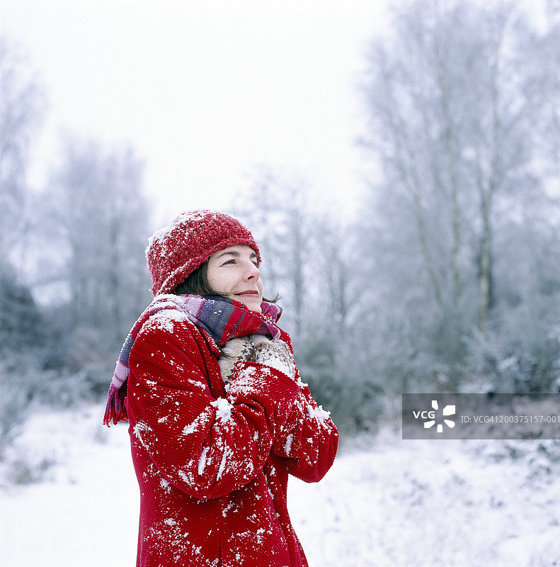 冬天在户外，手放在胸前的女人图片素材