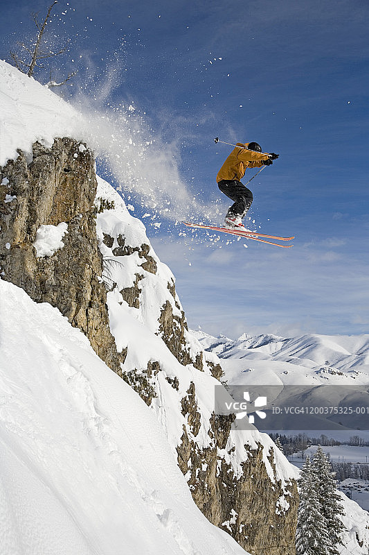 美国爱达荷州太阳谷，男子滑雪者在空中，侧视图图片素材