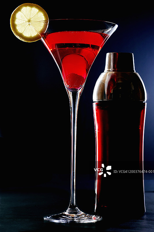 高脚鸡尾酒杯和调酒器特写图片素材