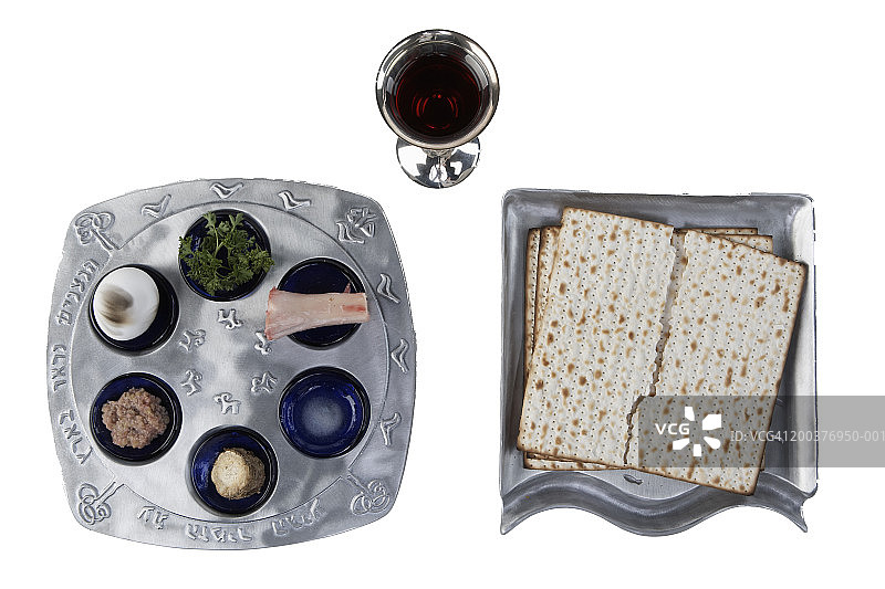 逾越节餐盘、无酵饼和一杯葡萄酒，俯视图片素材