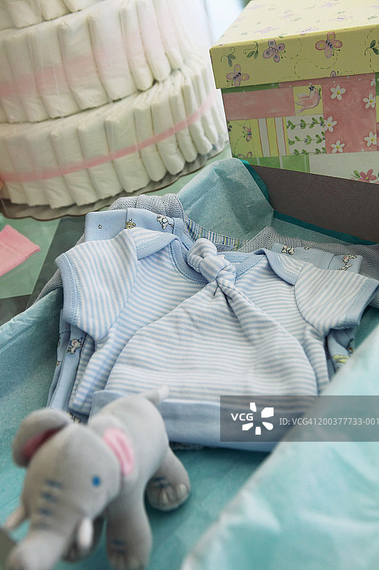 婴儿服装、尿布金字塔和各种婴儿送礼会礼物特写图片素材