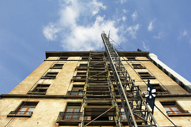 带有脚手架和升降机的建筑（广角仰视）图片素材