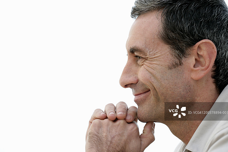 微笑的中年男人，特写，侧面轮廓图片素材