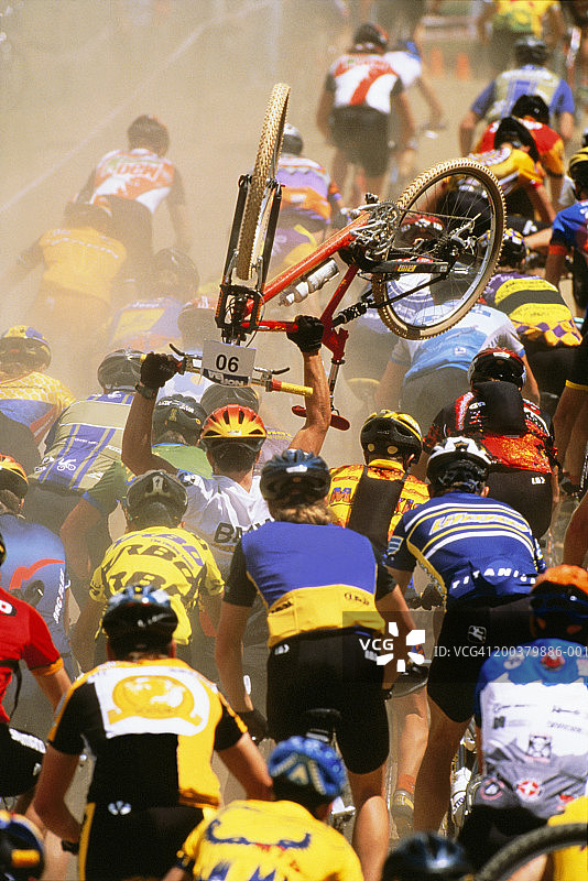 自行车比赛中的男人（后视图）图片素材