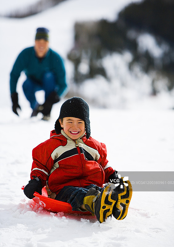 5-7岁男孩在雪橇上特写图片素材