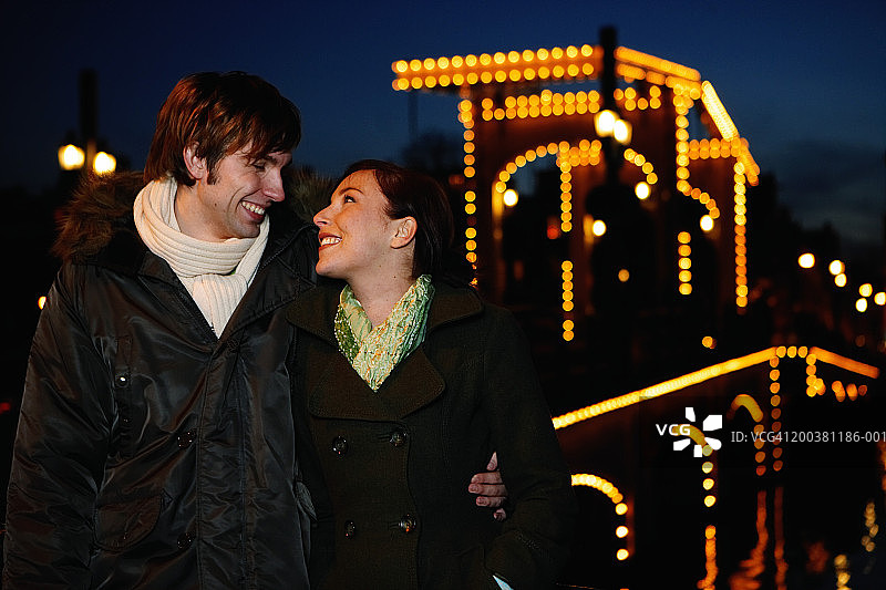 情侣手挽手在夜晚微笑图片素材