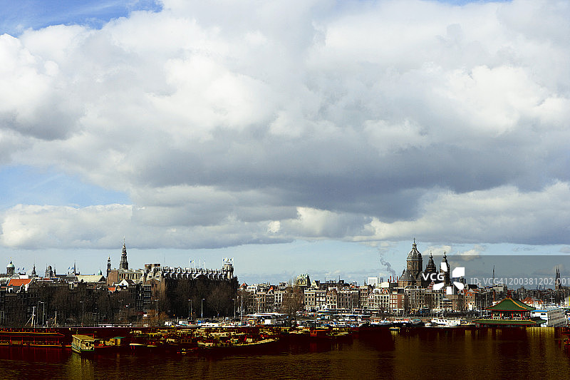 荷兰阿姆斯特丹圣尼古拉斯教堂天际线图片素材