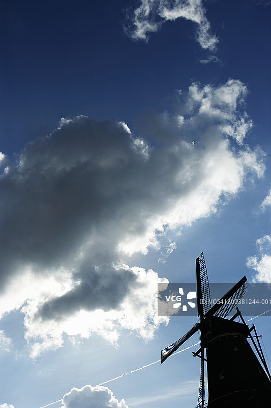 荷兰阿姆斯特丹风车低角度景观图片素材