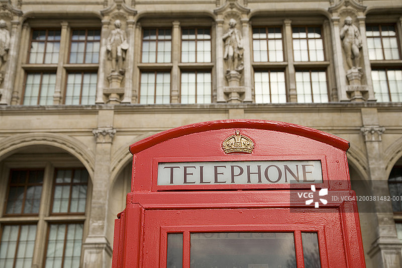 英格兰伦敦：维多利亚和阿尔伯特博物馆旁的电话亭图片素材