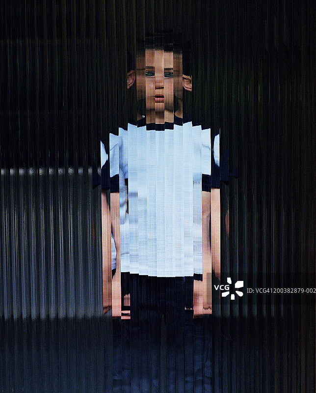 男孩（6-8岁）在玻璃后面，有倒影图片素材