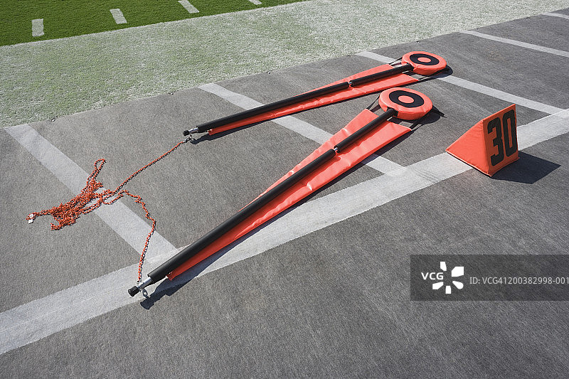 足球场上的首攻距离标志和“30”码标志图片素材