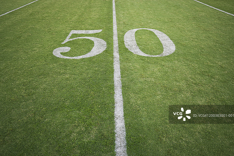 橄榄球场五十码线高角度视图图片素材