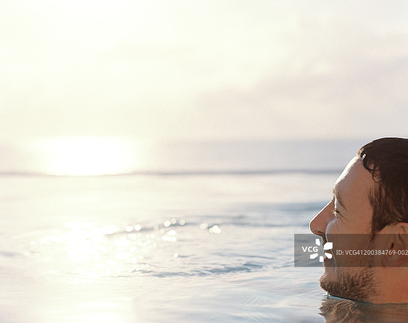 游泳池里微笑的男人特写图片素材