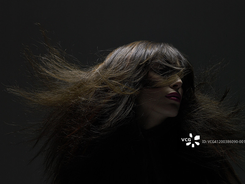 女人头发飘逸的侧面照图片素材