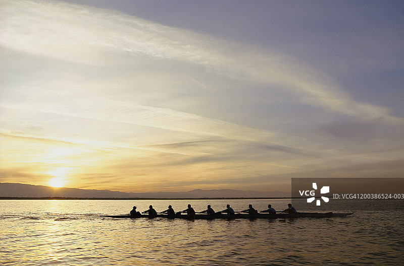 八人划船队在水中练习，剪影，黎明图片素材