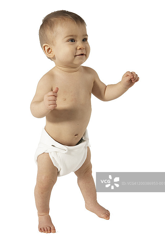 微笑，看向远处的男婴（9-12个月）图片素材