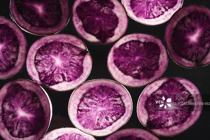 对半切的紫薯，黑色背景图片素材