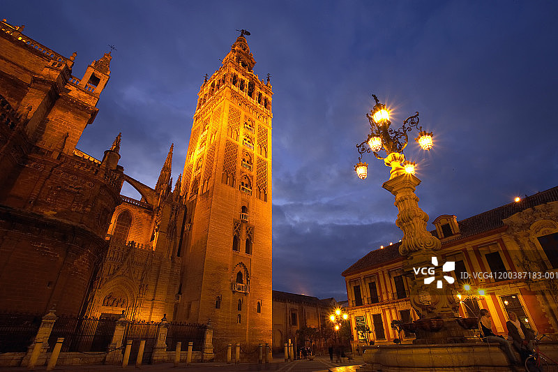 西班牙安达卢西亚塞维利亚：塞维利亚大教堂夜景图片素材