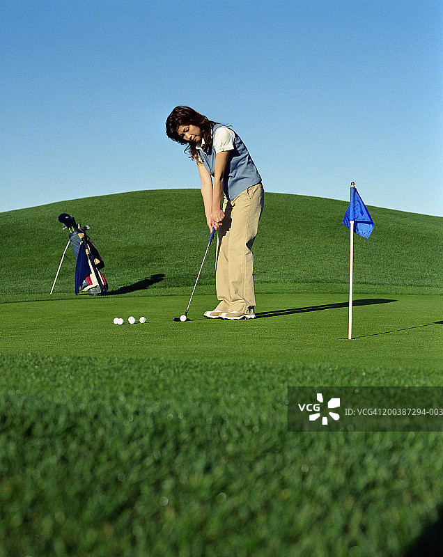 女高尔夫球手推杆图片素材