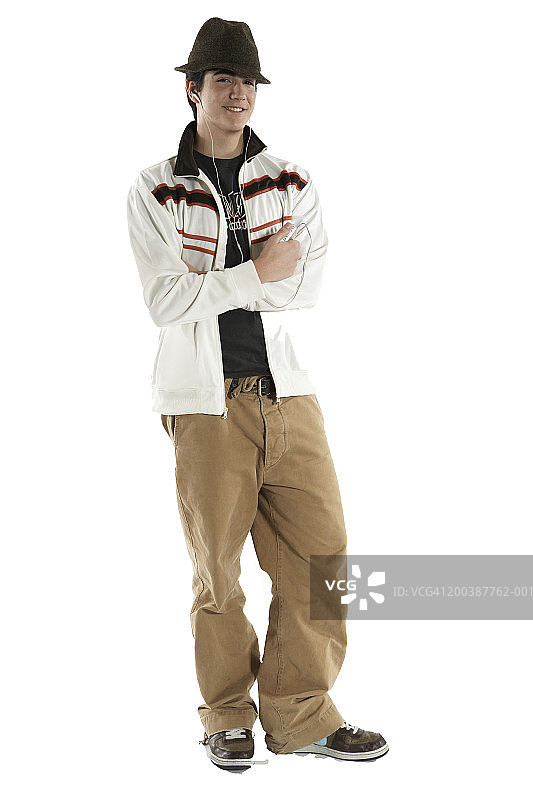 听MP3播放器、面带微笑、双臂交叉的青少年男孩（15-17岁）图片素材