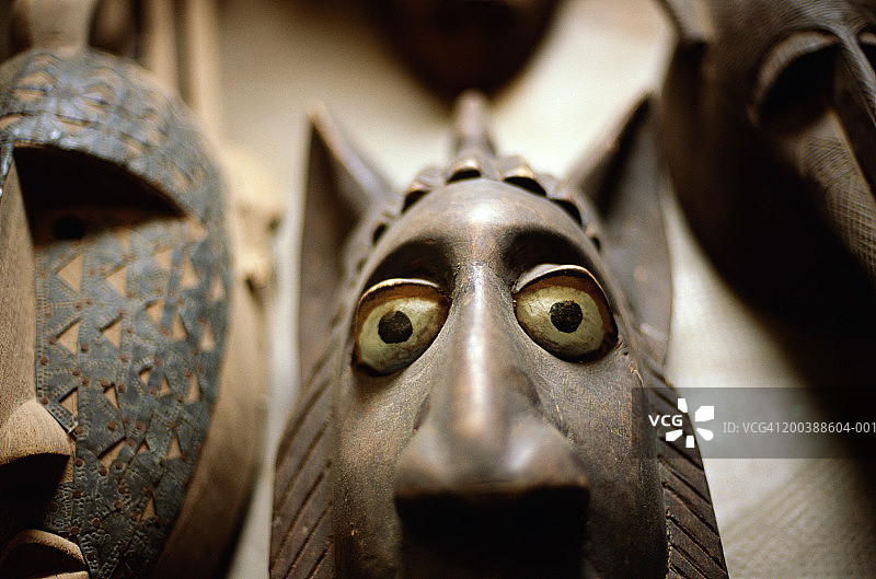 雕刻的祭祀面具特写图片素材
