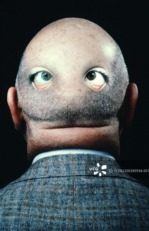 男人秃顶后脑勺的眼睛（数字合成图）图片素材
