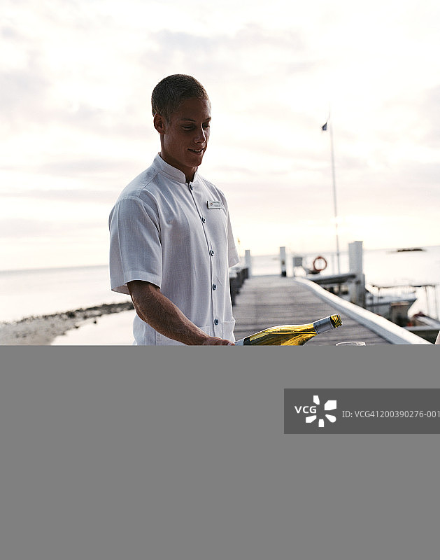 服务员在码头餐厅倒葡萄酒图片素材