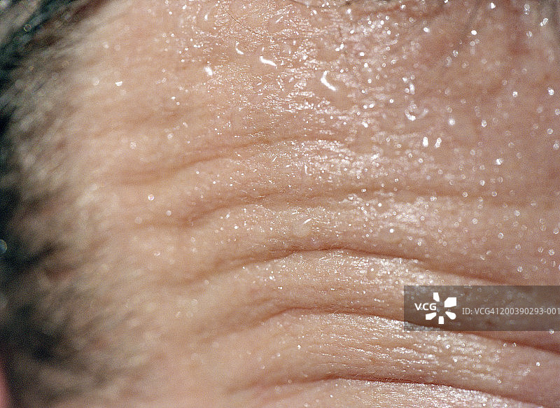 男人布满皱纹的额头的特写镜头图片素材