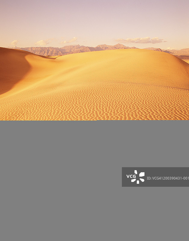 美国加利福尼亚州死亡谷火炉管井，风滚草图片素材