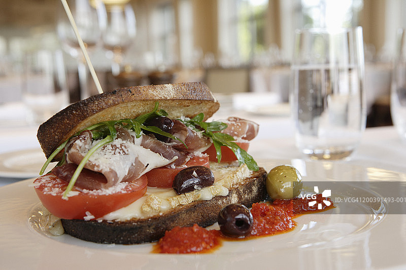 塔雷吉欧和佩科里诺奶酪火腿三明治图片素材